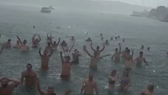 İstanbul'da Bebek'te Yağmura Rağmen Denize Giren Kalabalık Dikkat Çekti