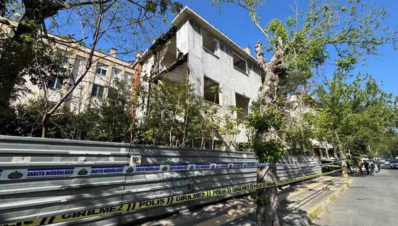 Bakırköy'de Deprem Sonrası Metruk Bina Çöktü: Güvenlik Endişeleri Tavan Yaptı