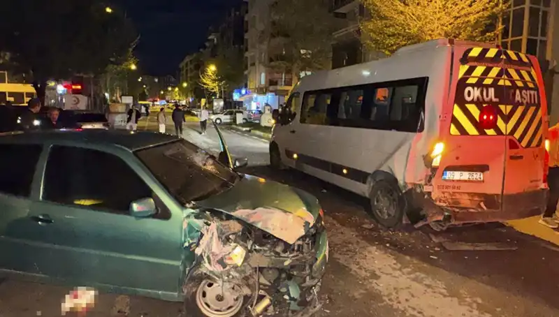 Otomobil Servis Minibüsüne Çarptı: 6 Kişi Yaralandı, Kaza Anı Tüm Detaylarıyla!