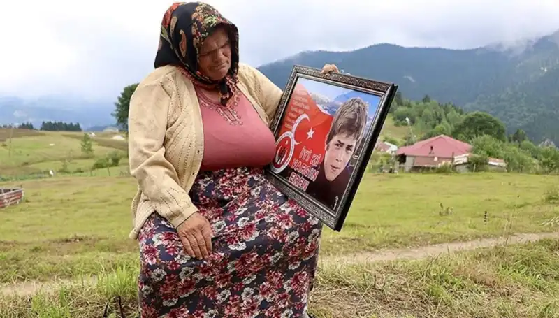 Eren Bülbül'ün Annesine Bayram Ziyareti: DEM Parti’den Anlamlı Jest