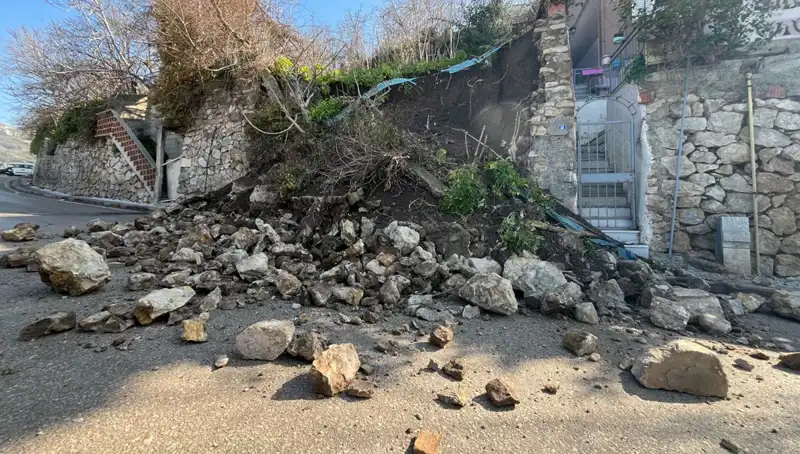 İstinat Duvarı Yola Çöktü: Trafikte Büyüyen Sorun ve Çözüm Arayışları