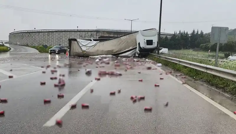 TIR Devrildi, İçkiler Üzerine Saçıldı: Ankara'da Feci Kaza