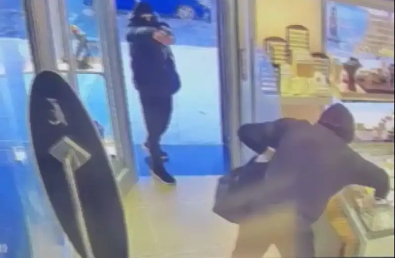 Ümraniye'de Maskeli Soygun Girişimi: Silahlı Çeteden Korkutan Saldırı!