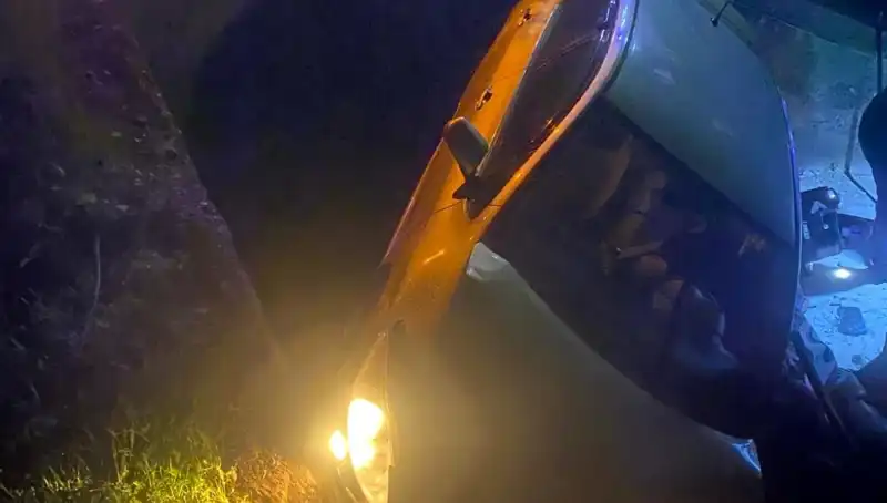 Adana'da Feci Kaza: Otomobil Şarampole Devrildi, İki Kişi Yaralı!