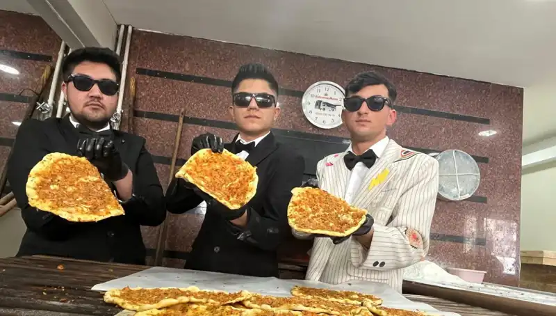 Fırıncılar Takım Elbise ile Şehirde Neden Göz Kamaştırdı?