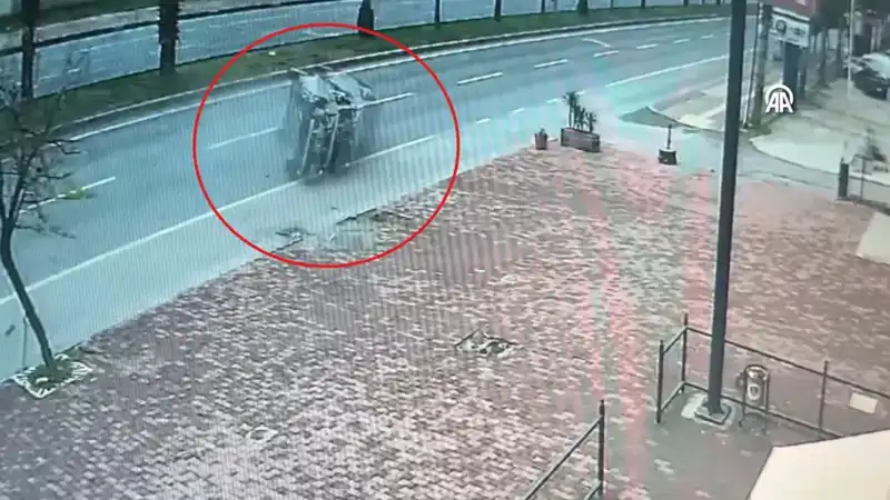 Ankara'da Güvenlik Kameralarına Yansıyan Korkunç Kaza: İki Yaralı