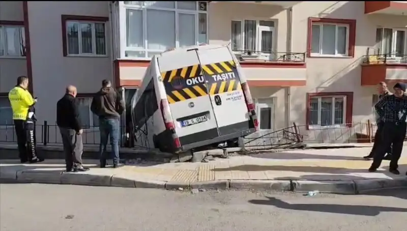 Okul Servisi Kontrolden Çıktı: Balkona Giren Araçta İki Öğrenci Yaralandı