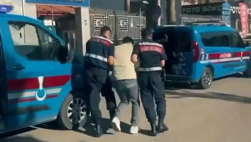 Türkiye'de 10 İlde Suç Örgütlerine Büyük Operasyon: 74 Gözaltı
