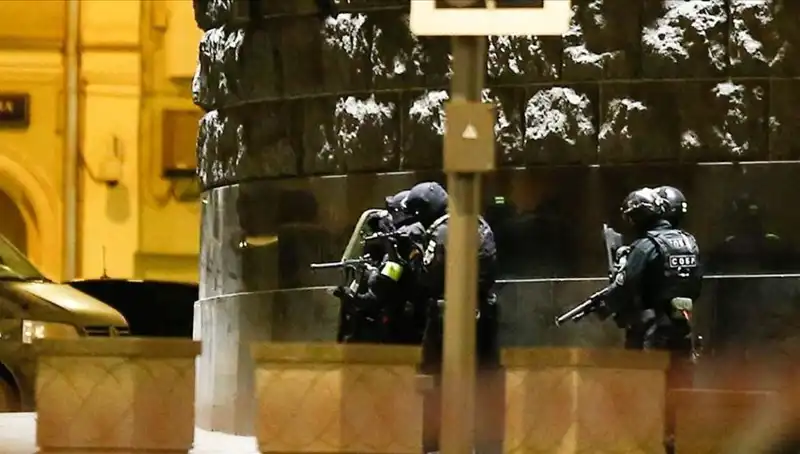 Rusya’da Çatıdan Rastgele Ateş Açan Silahlı Kişi Panik Yarattı