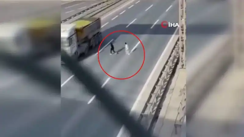 Tehlikeli Yolculuk Anları Kameraya Yansıdı: "Başlarına Bir İş Gelmez İnşallah"