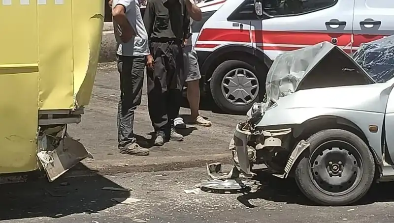 Ankara’da Halk Otobüsü ile Araç Çarpıştı: İki Kişi Yaralandı
