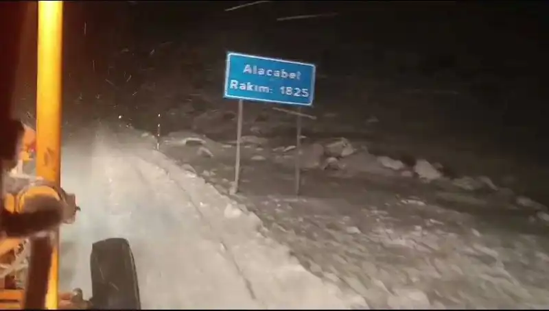 Antalya'da Beklenmedik Kar Yağışı: Şehir Beyaza Büründü