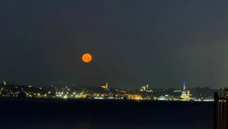 İstanbul'da Çilek Dolunayı: Şehrin Renkleriyle Büyüleyici Bir Manzara