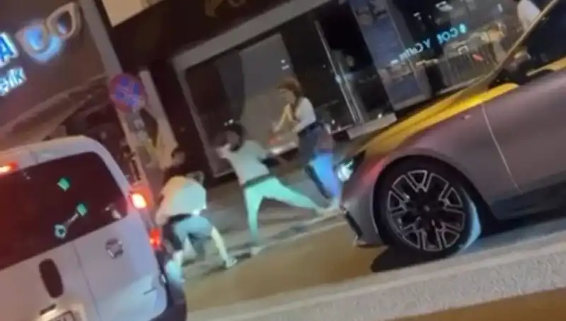 Cadde Boks Ringine Döndü: Sokaklarda Yumruklar Havada Uçuştu!