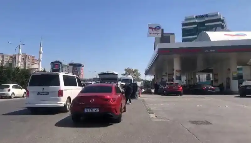 Deprem Sonrası Ankara'daki Akaryakıt İstasyonlarında Uzun Kuyruklar Oluştu