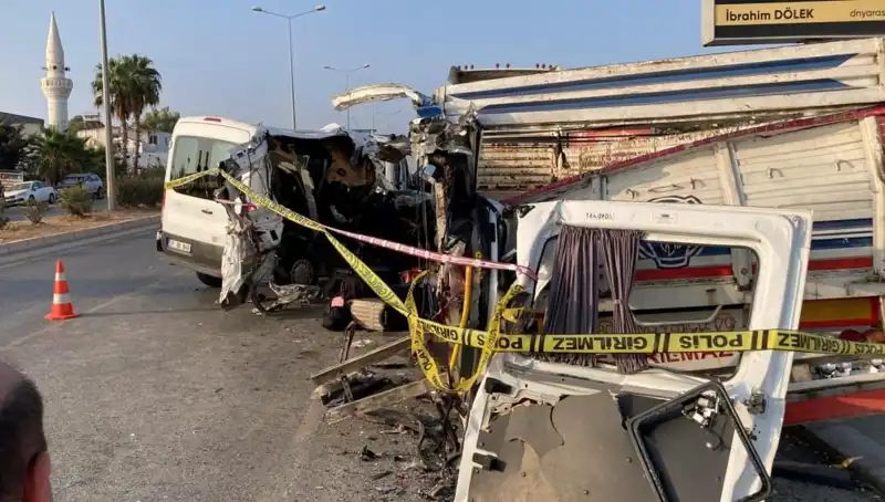 Mersin'de Tatil Yolunda Feci Kaza: İki Can Gitti, 10 Kişi Yaralandı