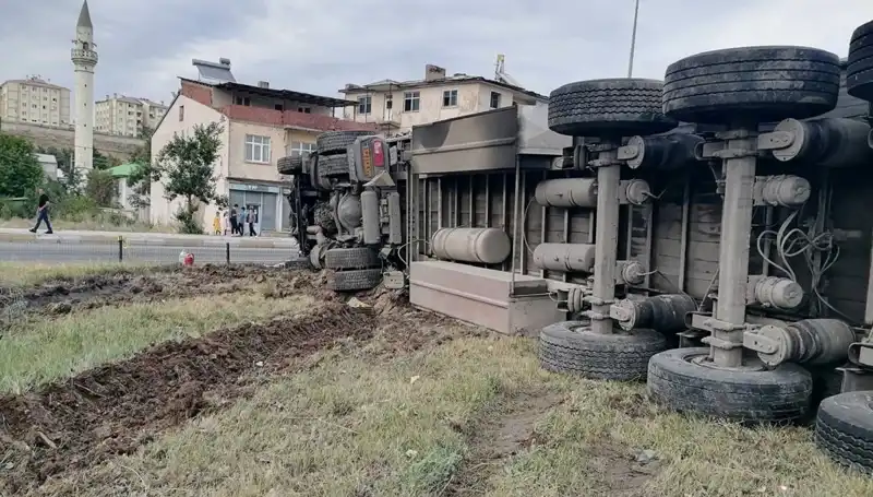 Erzurum'da Freni Boşalan TIR Korkunç Kazaya Yol Açtı!