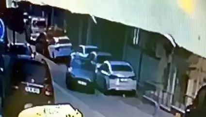 Esenyurt'ta Göz Göze Gelmeden Park Halindeki İki Araca Çarpıp Kaçtı