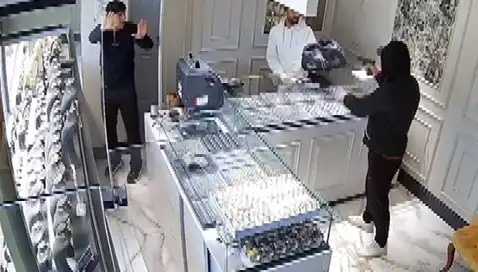 Bursa'da Kuyumcuya Soygun Girişimi: Korku Dolu Anlar Kamera Kayıtlarında