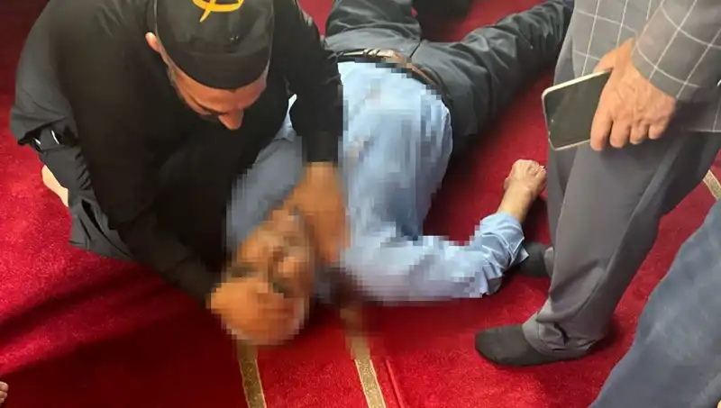 Camide Namaz Kılarken Bıçaklanan Adam Hayat Mücadelesi Veriyor!