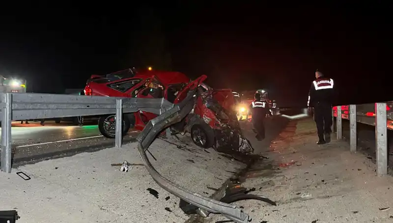 Aniden Yolda Kalan Araç, Bariyerlere Çarpınca Felakete Yol Açtı: İki Can Daha Gitti