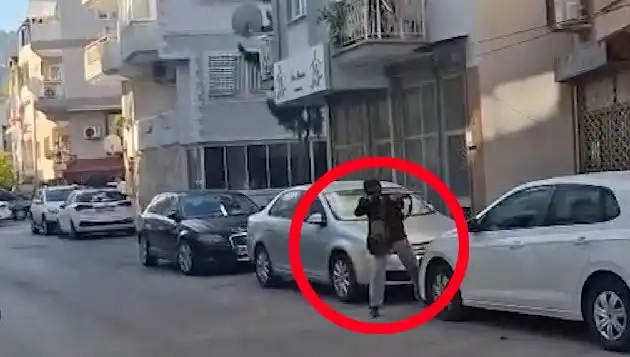 İzmir'de Sıcak Saatler: Saldırgan ile Polis Arasındaki Çatışma Anları