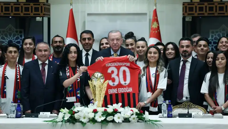 Yüksekovaspor Kadın Futbol Takımı, Cumhurbaşkanı Erdoğan’ı Ziyaret Etti