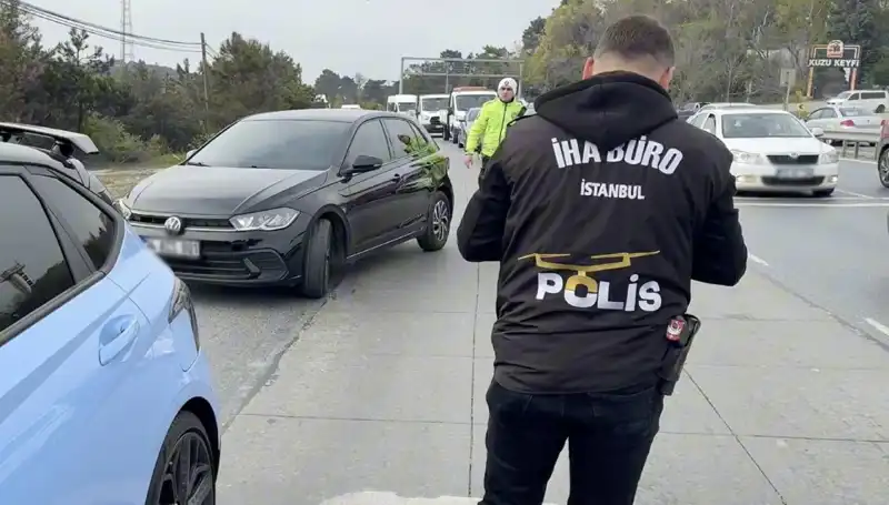 İstanbul’da Emniyet Şeridini İhlal Eden Sürücü, Yolda Bulduğu Ceza İle Şaşırttı