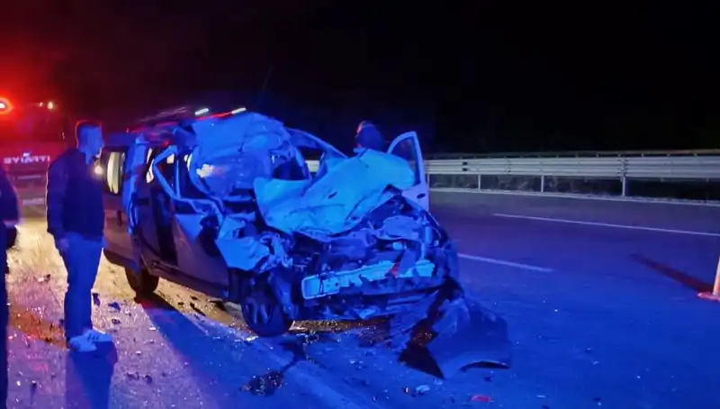 Otoyolda Feci Kaza: TIR’a Çarparak Hurdaya Döndü, Şanlıurfa’da Felaket Anları