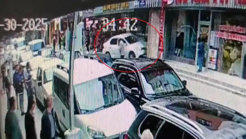 Alkollü Sürücü Mağazaya Daldı, Çocuklar Son Anda Kurtarıldı!