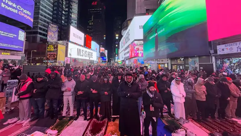 New York Times Meydanı'nda İstisnai Teravih Namazı: Dünya Kamuoyunun Gözdesi Oldu