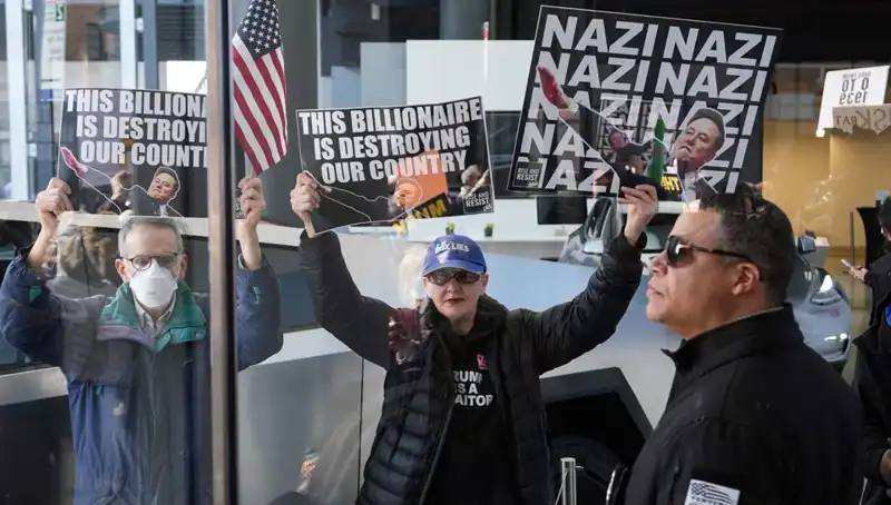 Elon Musk'a Protesto: SpaceX ve Tesla Önünde Trump Yönetimine Tepkiler Artıyor