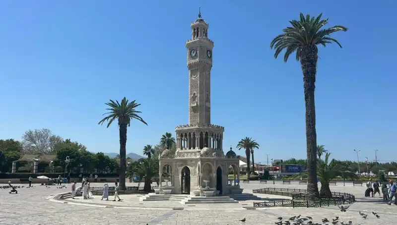 İzmir'de Termometreler Yükselirken Şehir Meydanları Neden Boş Kaldı?