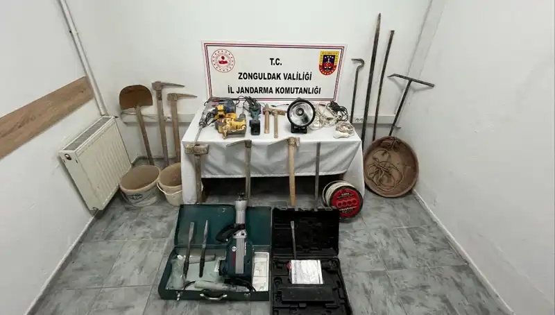 Çaycuma'da Kaçak Kazı Yapan 5 Şüpheli Jandarma Tarafından Yakalandı