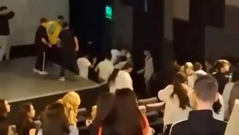 Rapçi Çakal'ın Hayranları Arasında Çıkan Kavga Sosyal Medyayı Salladı