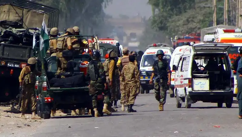 Pakistan'da Camide Bombalı Saldırı: Dört Yaralı, Saldırının Arka Planı Merak Ediliyor