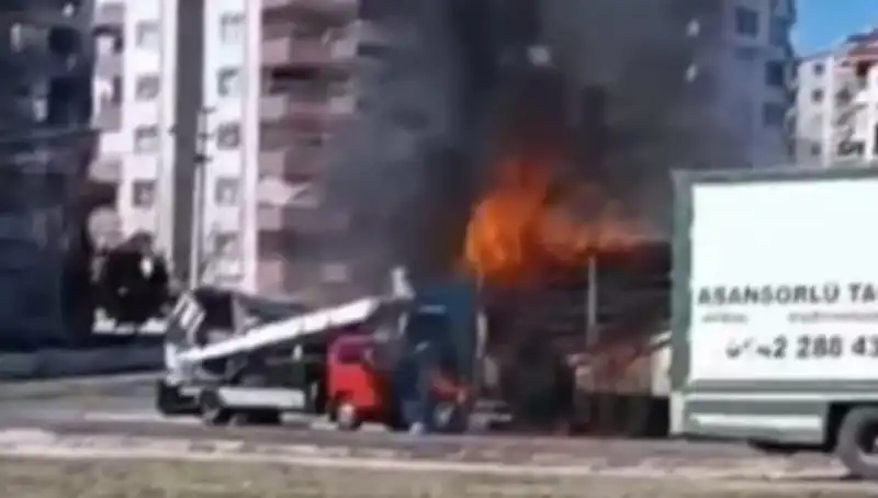 Ankara'da Alev Alan TIR, Tüm Yüküyle Birlikte Kül Oldu