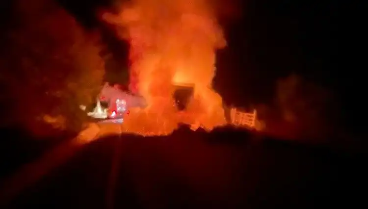 Seyir Halindeki Kamyonet Alev Alev Yanarak Ortalığı Korkuttu