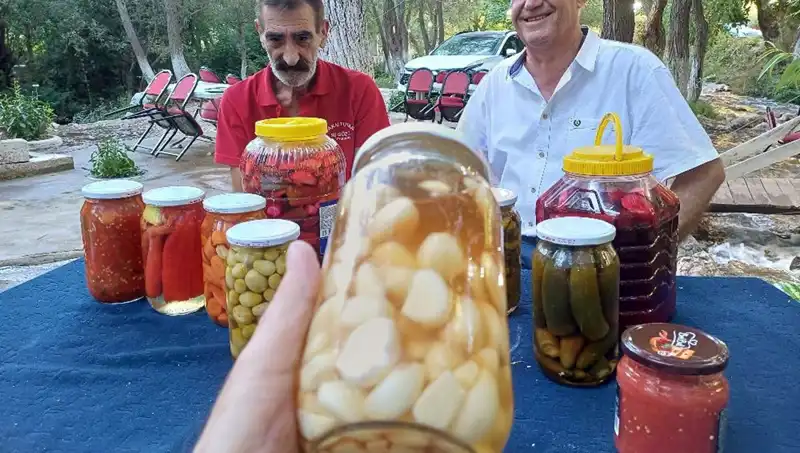 Araban Sarımsağı ile Hazırlanan Turşu, Şifa ve Lezzeti Bir Araya Getiriyor