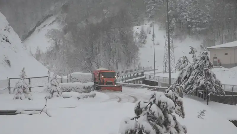 Bolu Dağı'nda Şiddetli Kar Yağışı ve Doğa Manzaralarının Keyfi