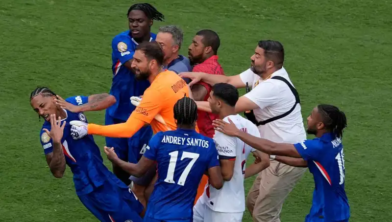 Dev Finalde Yaşanan Olaylar: Teknik Direktör Futbolcuya Yumruk Attı!