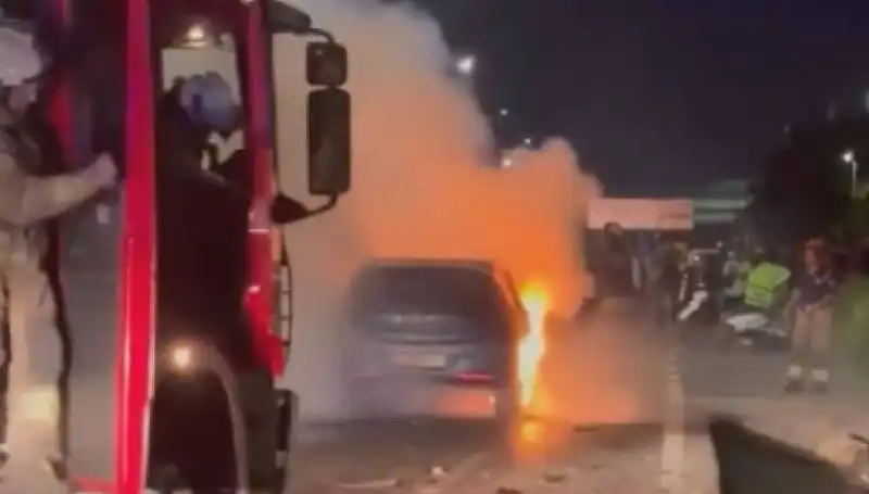 Otoyolda Bariyerlere Çarpan Araç Alev Alev Yandı, Olay Yerini Gelenler Şokta!