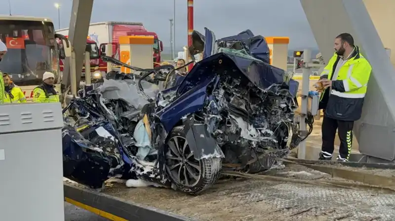 Silivri’de Korkunç Kaza! Otomobil Gişe ile Otobüs Arasında Sıkıştı