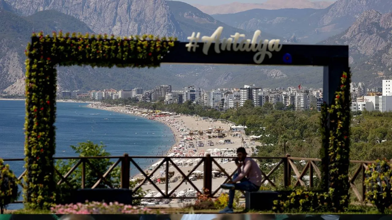 Antalya'da Turist Sayısı 16 Milyonu Aştı: Rekor Ziyaretçi Akını Devam Ediyor
