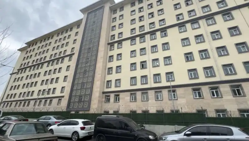 Kız Öğrenci Yurduna Giren Şahıs Olay Yaratırken, Güvenlik Alarm Verdi!