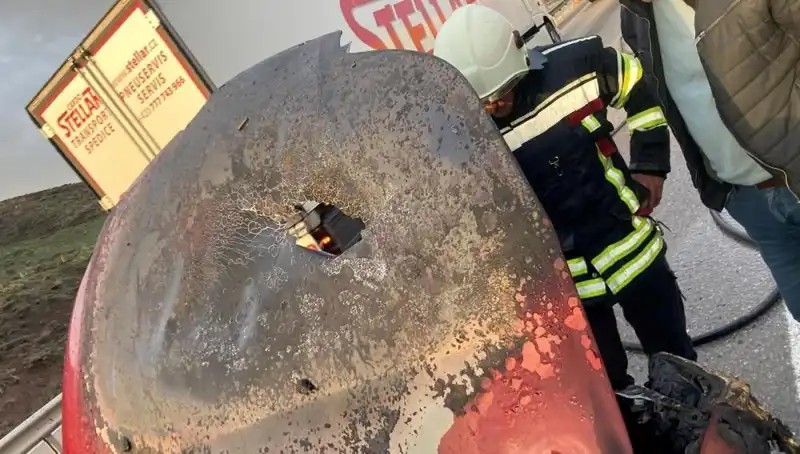 Seyir Halindeki Otomobil Alev Alev Yandı: Ölü ve Yaralı Yok