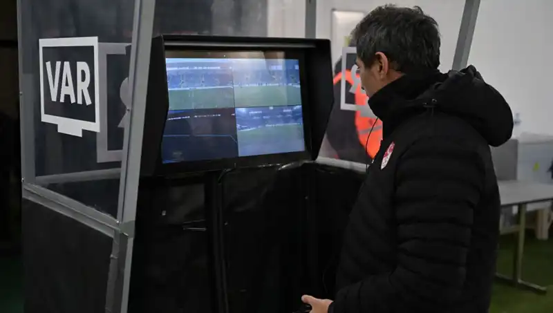 Beşiktaş-Gaziantep FK Maçında Alman VAR Hakemi Şoku!