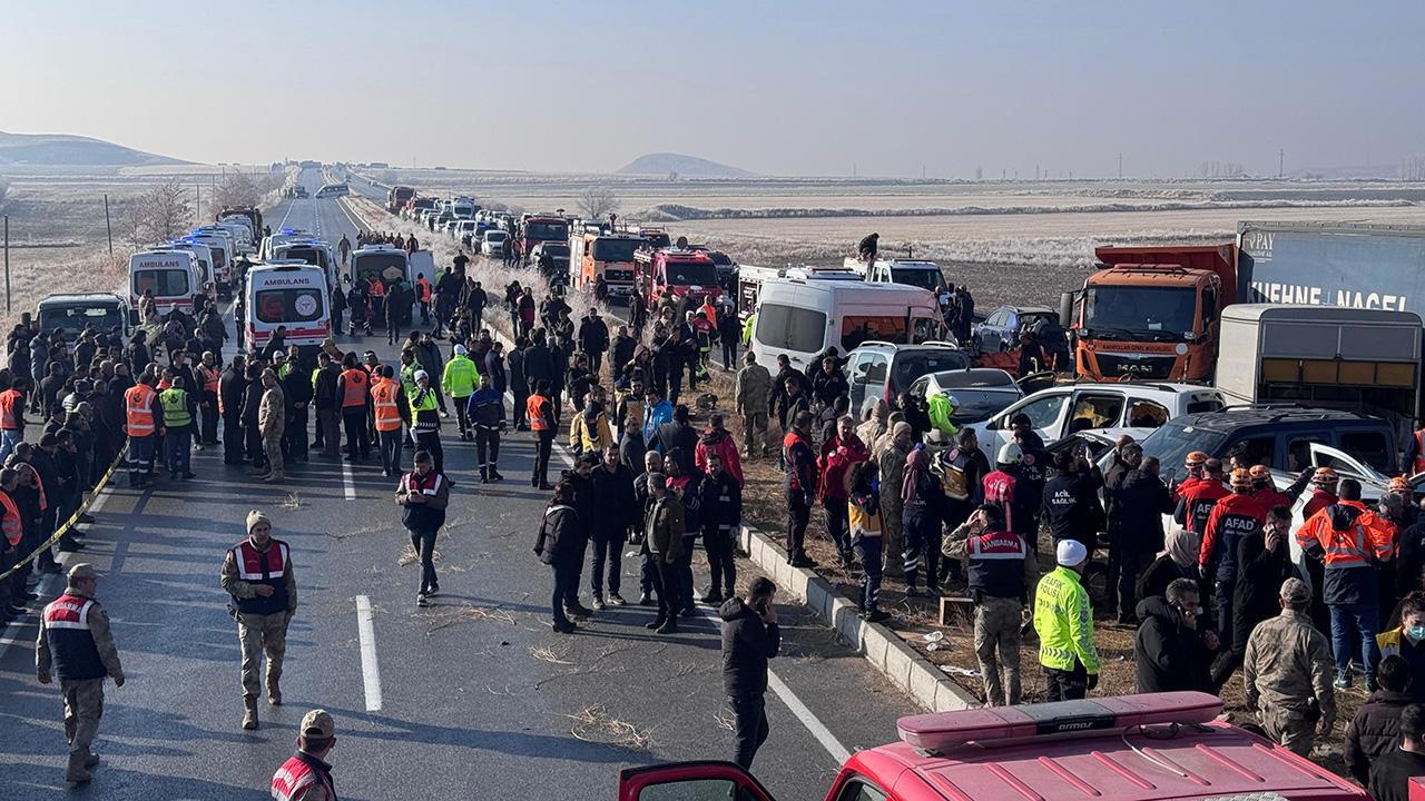 Van'da yoğun sis ve buzlanma: 30 araç kaza yaptı