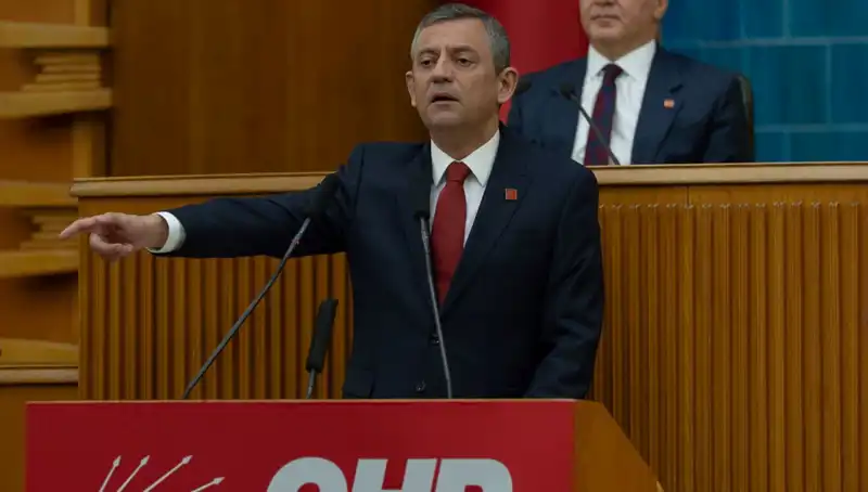 İmralı'dan "Silah Bırakın" Çağrısı: Özgür Özel Süreci Parlamento'da İzliyor