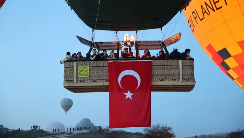 Kapadokya Gökyüzünde 23 Nisan Coşkusu: Balonlar Türk Bayraklarıyla Süzüldü